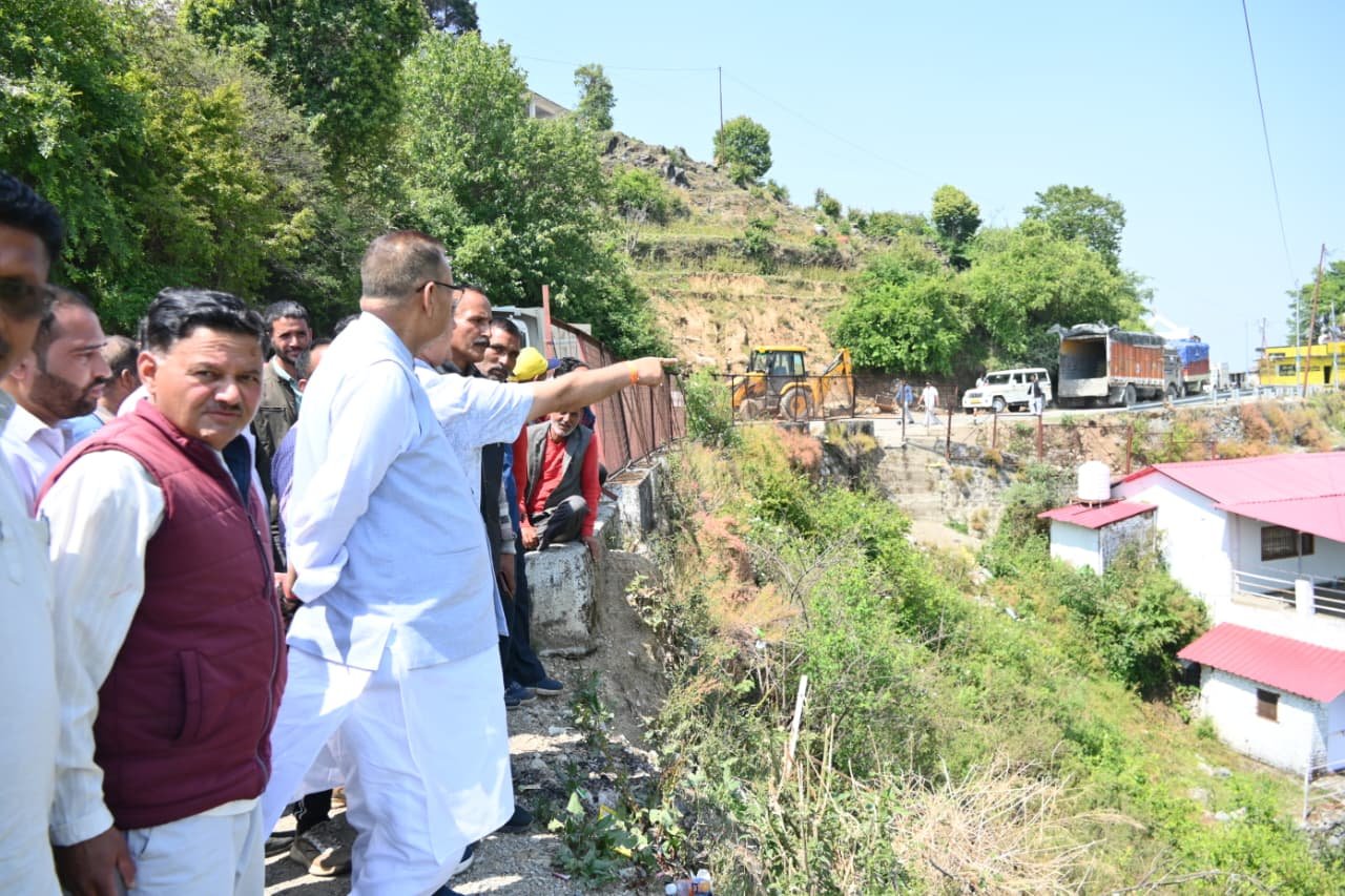 गढ़-बुरांसखण्डा मोटर मार्ग के सर्वे का कैबिनेट मंत्री गणेश जोशी ने किया निरीक्षण