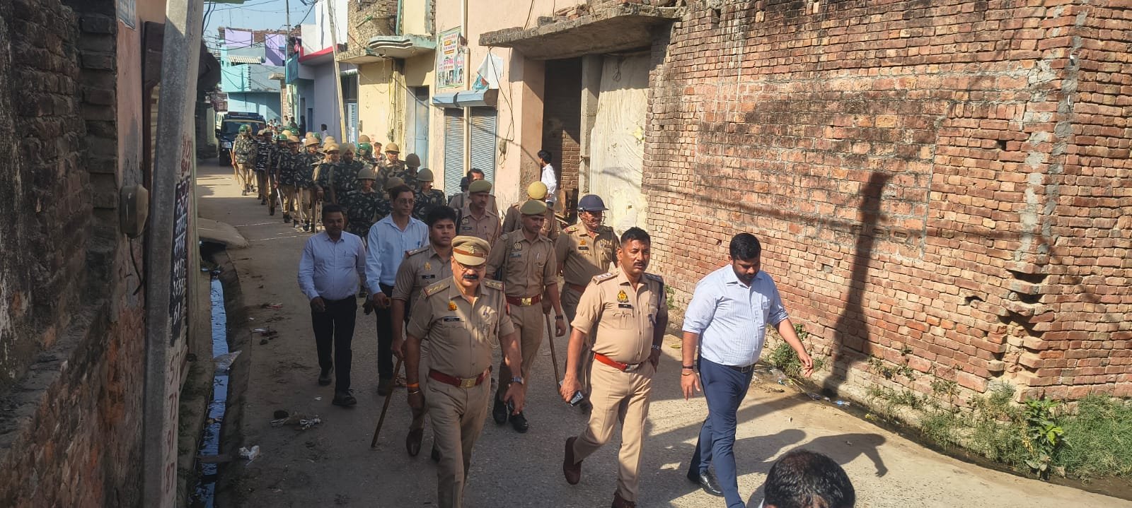 ईद से पूर्व फतेहपुर क्षेत्र में प्रशासन का फ्लैग मार्च, अफसरों ने की पैदल गश्त